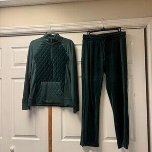 St John's Bay Women's Velour Sweat Suit - Sz Small